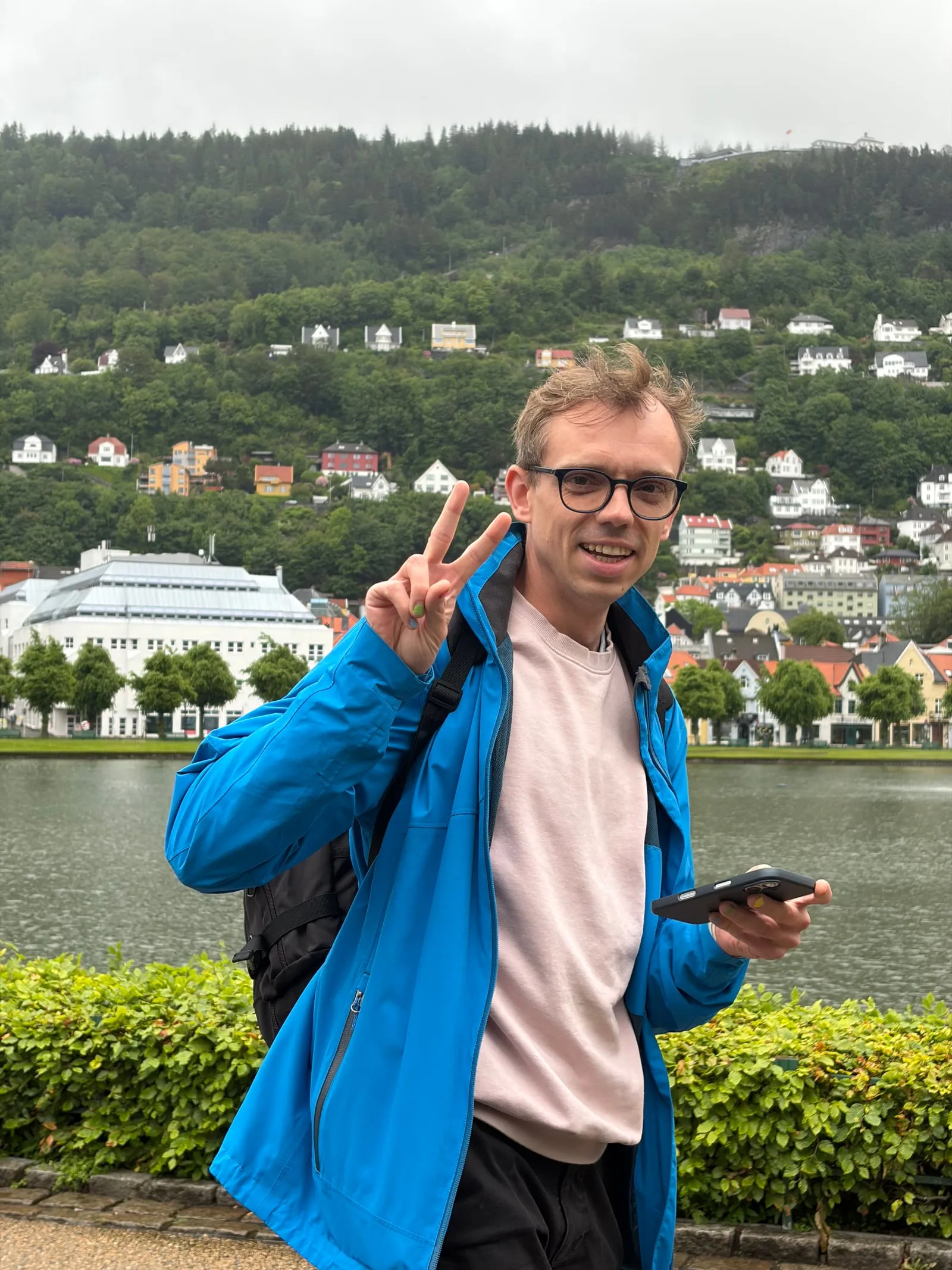 Michał Miszczyszyn w niebieskiej kurtce, w tle panorama Bergen